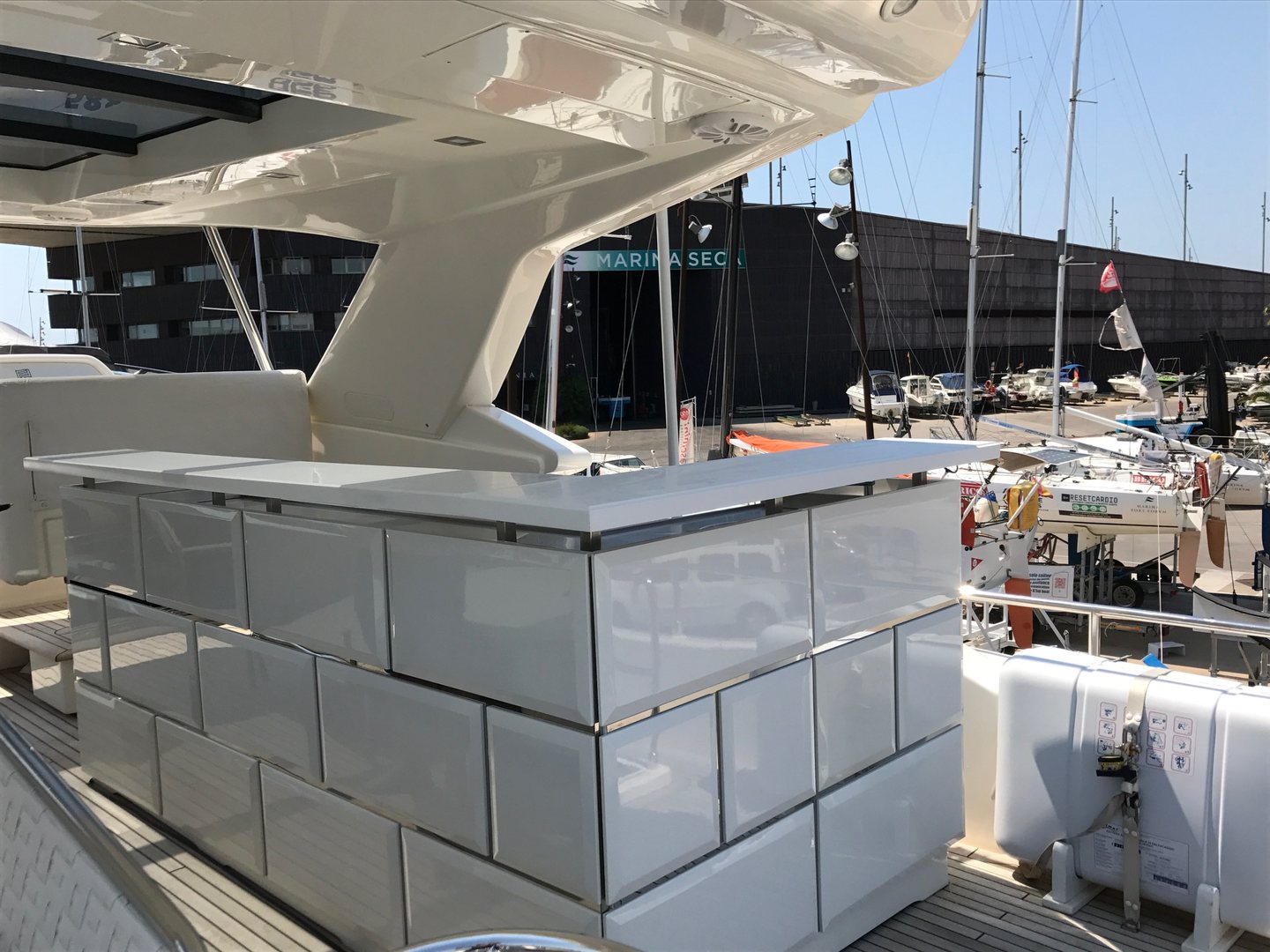 Bancone bar realizzato per uno yacht a Barcellona