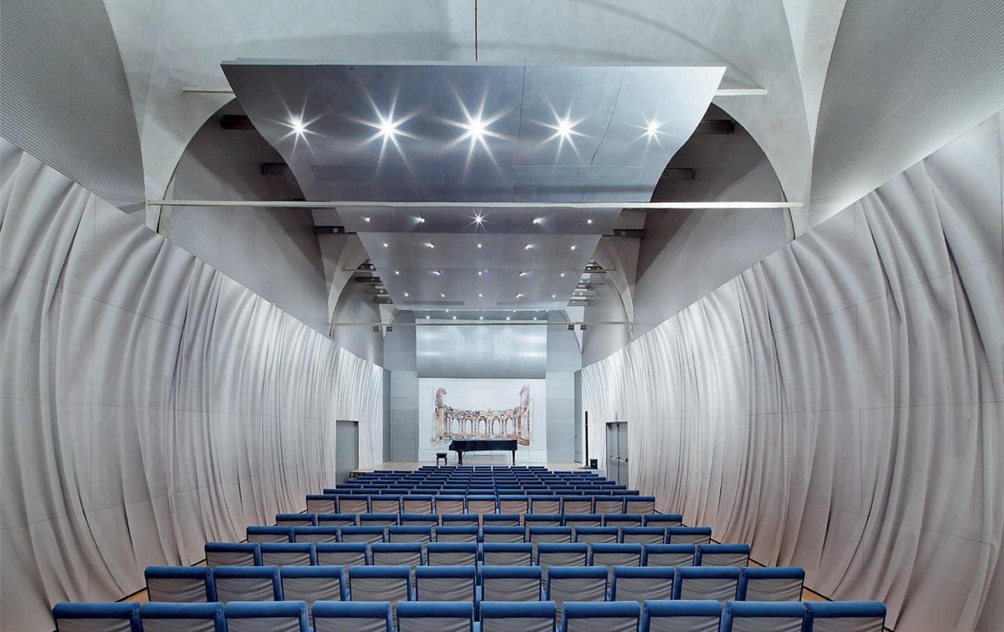 Boiserie e soffitto del Conservatorio di Mantova