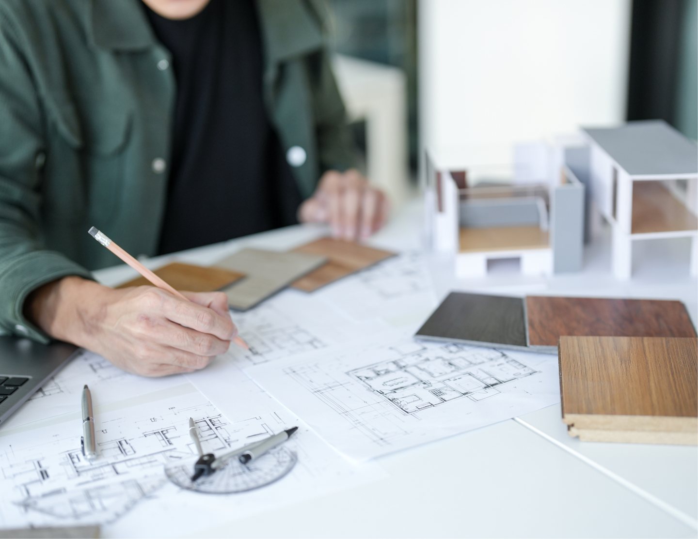 Sviluppo dei disegni esecutivi con campioni di essenze e modello di studio